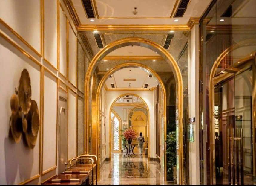 Bán tòa khách sạn Giảng Võ, Ba Đình, lô góc, mặt hồ, 3 mặt tiền đường